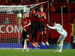 Di babak kedua, Derby mampu menyamakan skor lewat tendangan bebas Harry Wilson yang membuat Sergio Romero tidak kuasa bereaksi. Kedudukan berubah menjadi 1-1. (Foto: Andrew Yates/Action Images via Reuters)