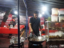 Melahap Cumi dengan Sambal Pedas Mampus