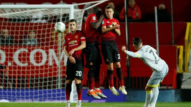 Harry Wilson mencetak gol tendangan bebas yang indah.