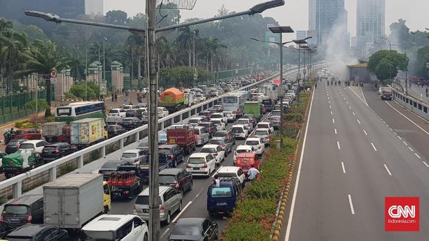 Jalan tol menuju Tomang dan Senayan ditutup akibat kebakaran di Gerbang Tol Slipi 2, Kamis (27/9).