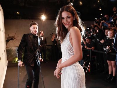 Lapangan Hijau dan Karpet Merah Bruna Marquezine