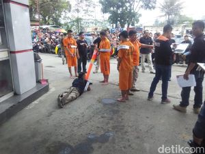 Jalani Rekonstruksi, Warga Soraki Pembunuh Pria Bandung Barat