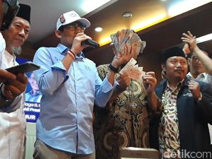 Sandiaga Disumbang Uang Belanja Oleh Emak-emak, Berapa Nilainya?