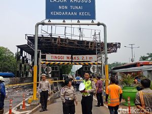 Kebakaran di Gerbang Tol Depan BPK Diduga karena Korsleting Kebakaran di Gerbang Tol Depan BPK Diduga karena Korsleting