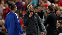 Manajer Liverpool Juergen Klopp tampak kesal karena gol pertama Chelsea disahkan oleh VAR. Sementara, Maurizio Sarri tentu diuntungkan dengan keputusan tersebut. (Lee Smith/REUTERS)