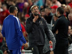Manajer Liverpool Juergen Klopp tampak kesal karena gol pertama Chelsea disahkan oleh VAR. Sementara, Maurizio Sarri tentu diuntungkan dengan keputusan tersebut. (Lee Smith/REUTERS)