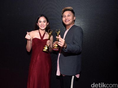Senyum Bahagia Pemenang AMI Awards 2018