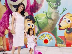 Gaya Kompak Sarwendah dan si Kecil Alia