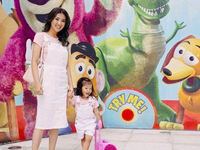 Gaya Kompak Sarwendah dan si Kecil Alia