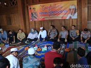 Kapolda Jatim Cangkruk Bareng Cak Nun, Ini yang Dibahas Kapolda Jatim Cangkruk Bareng Cak Nun, Ini yang Dibahas
