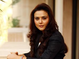 Usai Karantina, Preity Zinta Pilih Pantai Jadi Wisata Pertamanya