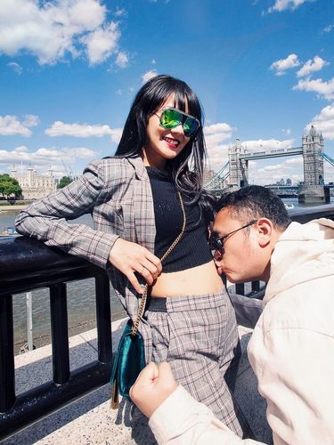 Gilang Dirga dan istri.