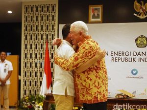 Akrab, Jonan dan Bos Besar Freeport Berpelukan