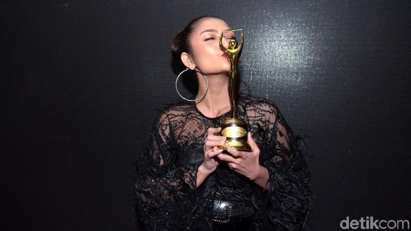 Momen Siti Badriah yang Disebut Punya Suara Jelek Cium Piala AMI Awards