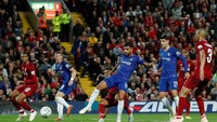 Chelsea lantas menyamakan skor di menit ke-74 lewat bek kirinya Emerson Palmieri menyusul kemelut di depan gawang Liverpool. (Lee Smith/REUTERS)
