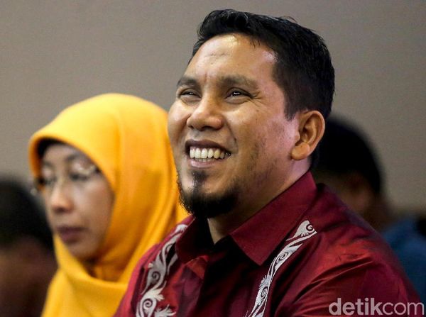 Jalani Sidang Perdana, Bupati Bener Meriah Umbar Senyum