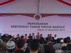Momen Comeback Jokowi Bagi-bagi Sepeda