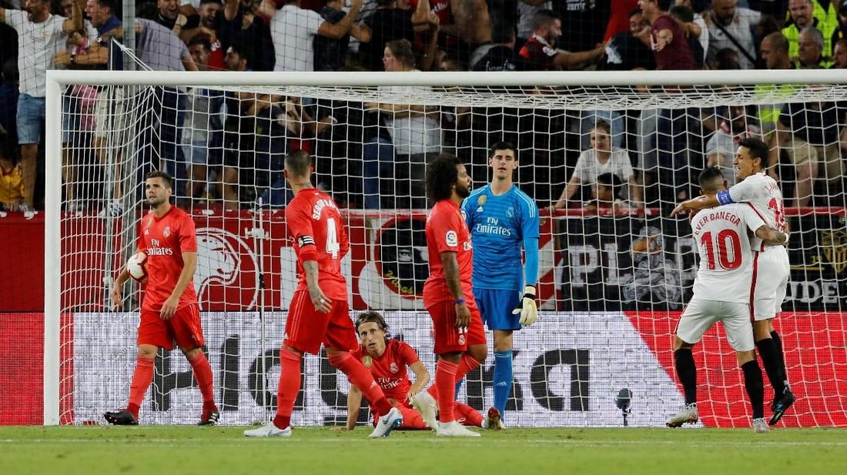 Real Madrid tunduk di markas Sevilla tiga gol tanpa balas. (Foto: Marcelo Del Pozo/Reuters)