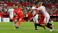 Gareth Bale nyaris membuat gol balasan bagi Madrid di babak pertama. Namun, sepakan Bale mengenai mistar gawang Sevilla. (Foto: Marcelo Del Pozo/Reuters)