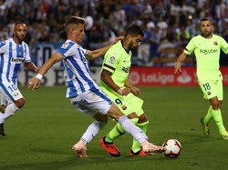 Barcelona coba meningkatkan daya serang dengan memasukkan Luis Suarez dan juga Jordi Alba. Tapi tuan rumah merespons dengan baik dan menutup rapat-rapat pertahanan mereka. (Foto: Sergio Perez/REUTERS)