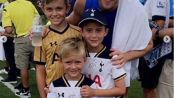 Intip Cerianya Anak-anak dalam Balutan Jersey Tottenham