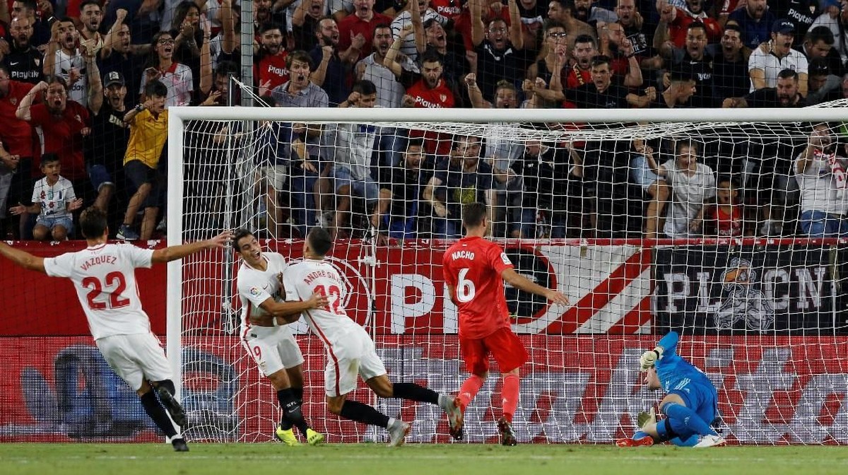 Real Madrid kalah 0-3 di markas Sevilla. (Foto: Marcelo Del Pozo/Reuters)