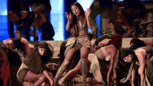 Ariana Grande tampil di MTV VMA 2018.