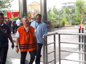 KPK Periksa Tersangka Suap DPRD Sumut M Faisal KPK Periksa Tersangka Suap DPRD Sumut M Faisal