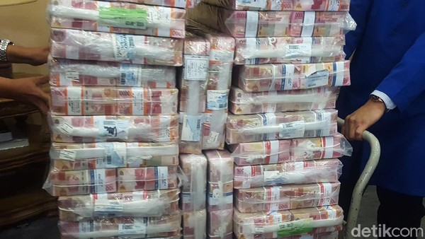 ilustrasi uang dan duit rupiah Pengembalian Uang Korupsi Samadikun
Kepala Kejaksaan Tinggi DKI Jakarta Toni Spontana (tengah) menyerahkan secara simbolis kepada Wakil Direktur Utama Bank Mandiri Sulaiman A. Arianto (ketiga kanan) uang ganti rugi korupsi Bantuan Likuidasi Bank Indonesia (BLBI) dengan terpidana Samadikun Hartono di Gedung Bank Mandiri, Jakarta, Kamis (17/5/2018). Mantan Komisaris Utama PT Bank Modern Samadikun Hartono terbukti korupsi dana talangan BLBI dan dihukum 4 tahun penjara serta diwajibkan mengembalikan uang yang dikorupsinya sebesar Rp 169 miliar secara dicicil. Grandyos Zafna/detikcom
-. Petugas merapihkan tumpukan uang milik terpidana kasus korupsi BLBI Samadikun di Plaza Bank Mandiri.