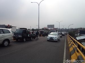 Helm Ojol Jatuh, 4 Mobil Tabrakan Beruntun di Flyover Depok