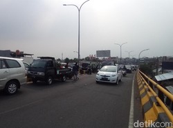 Helm Ojol Jatuh, 4 Mobil Tabrakan Beruntun di Flyover Depok