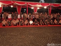 Panglima, Kapolri dan Anies Makan Bareng Prajurit di Monas