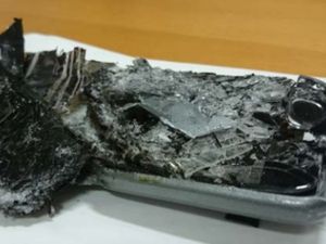 Bisa Timbulkan Asap Kebakaran, Jangan Cari HP Jatuh Saat di Pesawat