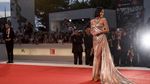 Lapangan Hijau dan Karpet Merah Bruna Marquezine