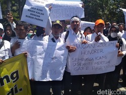 Ribuan Guru Honorer di Trenggalek Tuntut Diangkat Jadi PNS