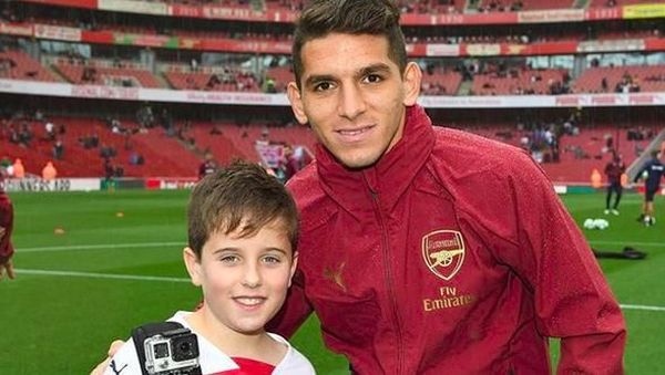 10 Potret Menggemaskan Anak-anak Pakai Jersey Arsenal