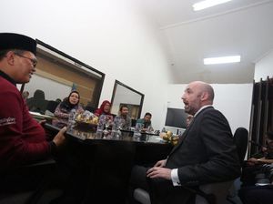 Bandung-Inggris Kerja Sama Pengolahan Sampah Plastik Jadi Solar