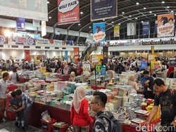 Serunya Anak-anak Berburu Buku di Big Bad Wolf Surabaya 2018