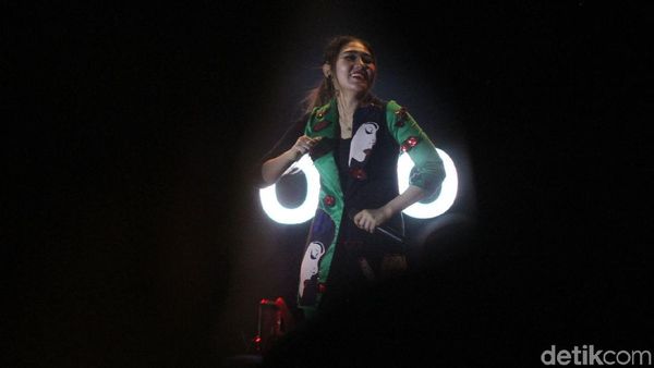 Via Vallen Bikin Seru Panggung Prajurit di Monas