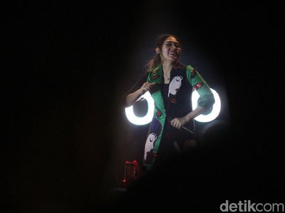 Via Vallen Bikin Seru Panggung Prajurit di Monas