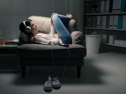 Pakai Earphone Sambil Ponsel Di-charge Bisa Sebabkan Kematian?