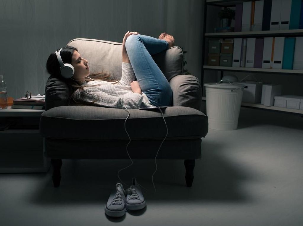 Pakai Earphone Sambil Ponsel Di-charge Bisa Sebabkan Kematian? Pakai Earphone Sambil Ponsel Di-charge Bisa Sebabkan Kematian?