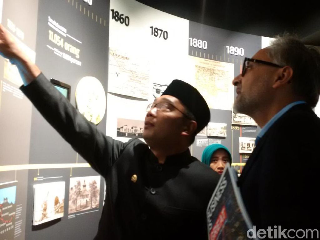 Ridwan Kamil Pamer Museum Gedung Sate kepada Dubes Inggris Ridwan Kamil Pamer Museum Gedung Sate kepada Dubes Inggris