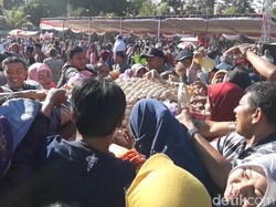 Melihat Tradisi Berebut Bolu di Festival Ledug Suro