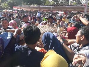 Puncak Perayaan Suro, Ribuan Warga Magetan Berebut Bolu Rahayu Puncak Perayaan Suro, Ribuan Warga Magetan Berebut Bolu Rahayu