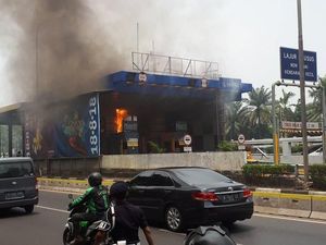 Gerbang Tol Slipi Arah Semanggi Terbakar, Damkar Dikerahkan Gerbang Tol Slipi Arah Semanggi Terbakar, Damkar Dikerahkan
