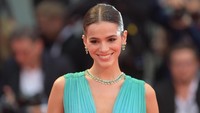 Bruna Marquezine tampil memesona saat berjalan di karpet merah screening film A Star Is Born dalam Venice Film Festival pada 31 August 2018. (Antony Jones/Getty Images)