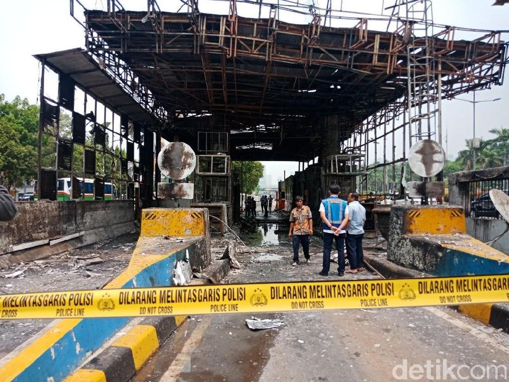 Hangus Terbakar, Gerbang Tol Depan BPK Digaris Polisi Hangus Terbakar, Gerbang Tol Depan BPK Digaris Polisi