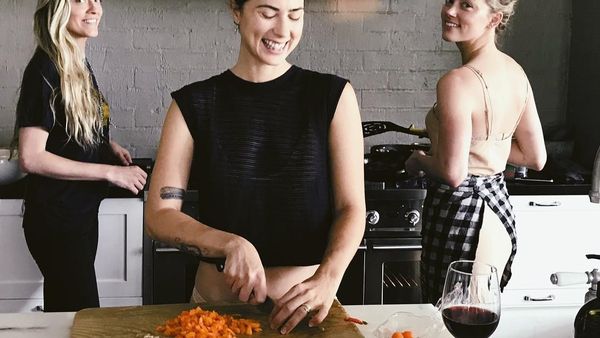 Hobi Masak, Ini Gaya Cantik Amber Heard Saat di Dapur