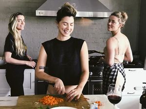Hobi Masak, Ini Gaya Cantik Amber Heard Saat di Dapur